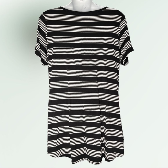 LuLaRoe Scoop Neck Tee - Picture 2 of 3